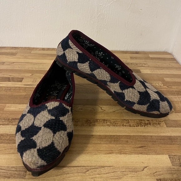 Muné Slippers Blue/cream Almond Toe Pull On Sustainable Flat Shoes Sz 37 (US 7) - Picture 1 of 9